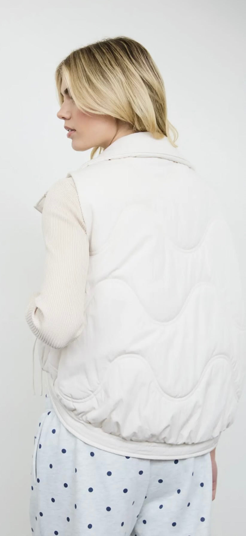Wave Quilted Snap-Front Stand
Collar Vest